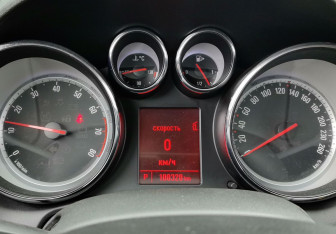 Подержанный автомобиль Opel Astra Wagon 2012 года (16 фото)