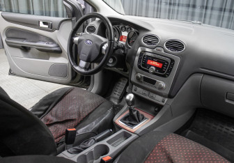 Подержанный автомобиль Ford Focus Hatchback 2010 года (9 фото)