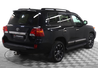 Подержанный автомобиль Toyota Land Cruiser Suv 2014 года (5 фото)