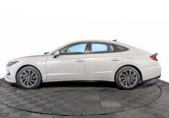 Подержанный автомобиль Hyundai Sonata 2022 года (8 фото)