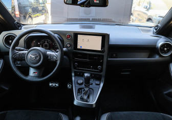 Подержанный автомобиль Toyota Yaris Hatchback 2024 года (9 фото)