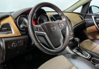 Подержанный автомобиль Opel Astra Hatchback 2013 года (13 фото)