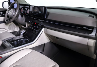 Подержанный автомобиль Kia Carnival 2020 года (10 фото)