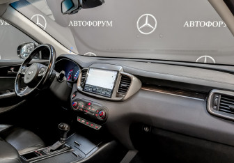 Подержанный автомобиль Kia Sorento 2016 года (11 фото)