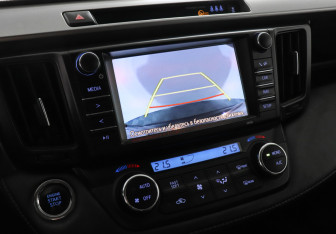 Подержанный автомобиль Toyota RAV4 2017 года (13 фото)
