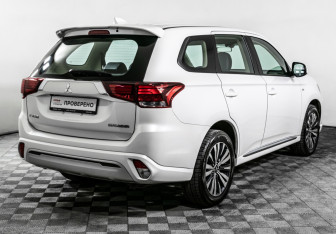 Подержанный автомобиль Mitsubishi Outlander 2022 года (5 фото)