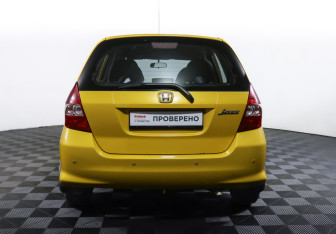 Подержанный автомобиль Honda Jazz 2006 года (6 фото)