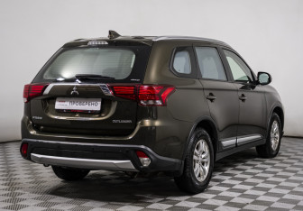 Подержанный автомобиль Mitsubishi Outlander 2017 года (4 фото)