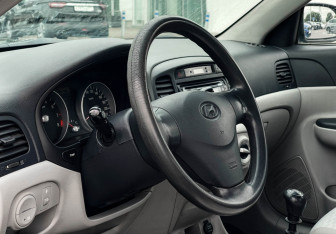 Подержанный автомобиль Hyundai Verna Sedan 2008 года (13 фото)