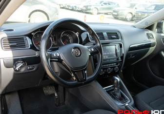Подержанный автомобиль Volkswagen Jetta Sedan 2018 года (10 фото)