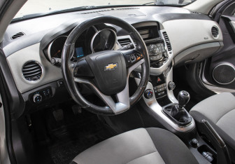 Подержанный автомобиль Chevrolet Cruze Sedan 2011 года (15 фото)