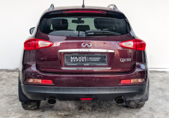 Подержанный автомобиль Infiniti QX50 2014 года (6 фото)