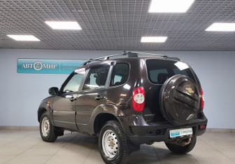 Подержанный автомобиль Chevrolet Niva 2010 года (7 фото)