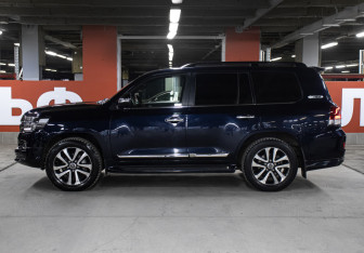 Подержанный автомобиль Toyota Land Cruiser Suv 2018 года (8 фото)
