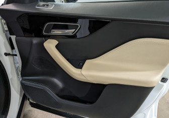 Подержанный автомобиль Jaguar F-Pace 2018 года (25 фото)