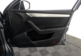 Подержанный автомобиль Skoda Octavia Liftback 2013 года (25 фото)