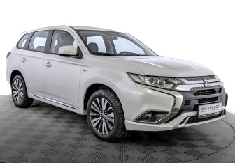 Подержанный автомобиль Mitsubishi Outlander 2022 года (3 фото)