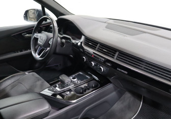 Подержанный автомобиль Audi Q7 2018 года (10 фото)
