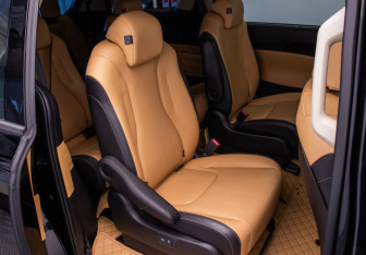Подержанный автомобиль Kia Carnival 2021 года (11 фото)