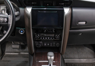 Подержанный автомобиль Toyota Fortuner 2018 года (16 фото)