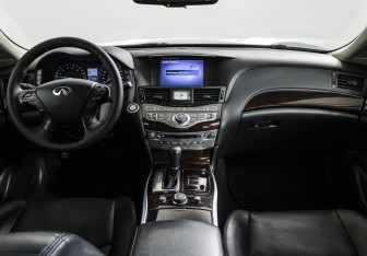 Подержанный автомобиль Infiniti Q70 2015 года (12 фото)