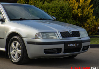 Подержанный автомобиль Skoda Octavia Liftback 2001 года (15 фото)