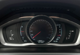 Подержанный автомобиль Volvo XC60 2015 года (11 фото)