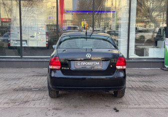 Подержанный автомобиль Volkswagen Polo Sedan 2013 года (7 фото)