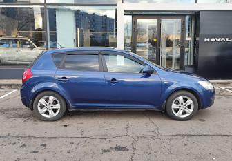 Подержанный автомобиль Kia Ceed Hatchback 2008 года (4 фото)