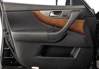 Подержанный автомобиль Infiniti QX70 2016 года (19 фото)