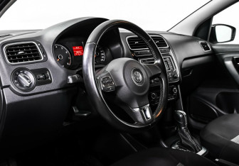 Подержанный автомобиль Volkswagen Polo Sedan 2014 года (7 фото)