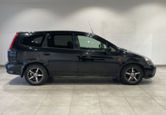 Подержанный автомобиль Honda Stream 2002 года (4 фото)