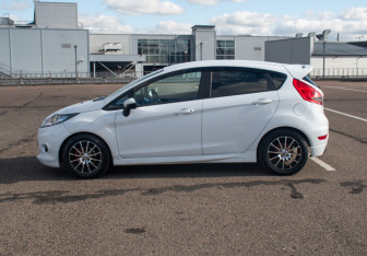 Подержанный автомобиль Ford Fiesta Hatchback 2011 года (8 фото)