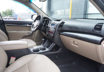 Подержанный автомобиль Kia Sorento 2010 года (11 фото)