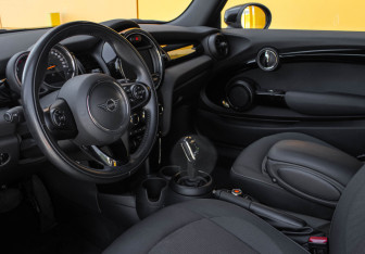 Подержанный автомобиль MINI Hatch 2021 года (12 фото)