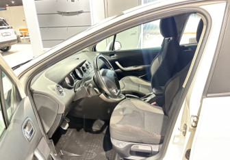 Подержанный автомобиль Peugeot 308 Hatchback 2011 года (5 фото)
