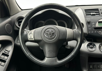 Подержанный автомобиль Toyota RAV4 2008 года (12 фото)