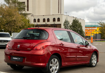Подержанный автомобиль Peugeot 308 Hatchback 2008 года (4 фото)