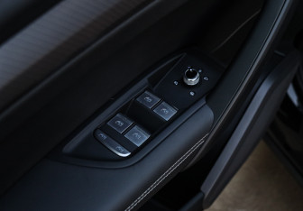 Подержанный автомобиль Audi Q5 2023 года (18 фото)