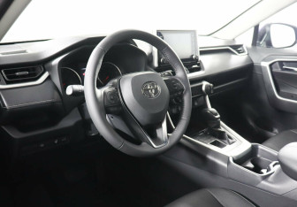 Подержанный автомобиль Toyota RAV4 2021 года (8 фото)