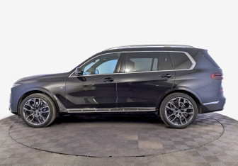Подержанный автомобиль BMW X7 2024 года (8 фото)