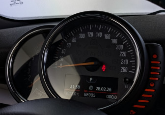 Подержанный автомобиль MINI Hatch 2016 года (27 фото)