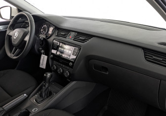 Подержанный автомобиль Skoda Octavia Liftback 2020 года (13 фото)