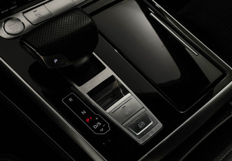 Подержанный автомобиль Audi Q8 2019 года (18 фото)