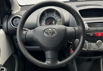 Подержанный автомобиль Toyota Aygo 2010 года (12 фото)
