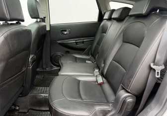 Подержанный автомобиль Nissan Qashqai+2 2011 года (11 фото)