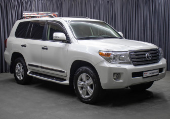 Подержанный автомобиль Toyota Land Cruiser Suv 2015 года (3 фото)