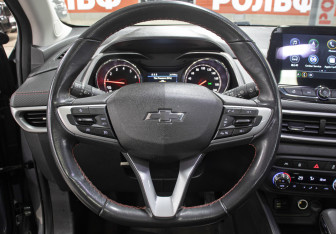 Подержанный автомобиль Chevrolet Tracker 2022 года (17 фото)