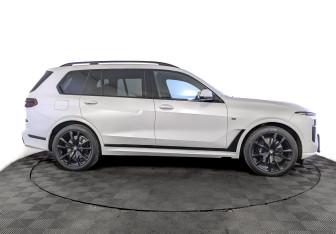 Подержанный автомобиль BMW X7 2023 года (4 фото)