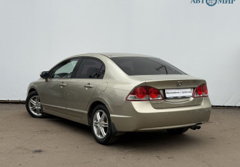 Подержанный автомобиль Honda Civic Sedan 2007 года (7 фото)